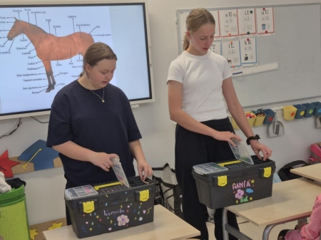 Młode pasjonatki koni w akcji