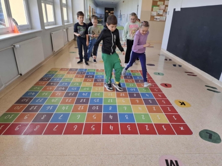 Zabawy z tabliczką mnożenia w klasie drugiej