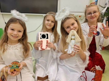 Świąteczna magia w klasach I i II