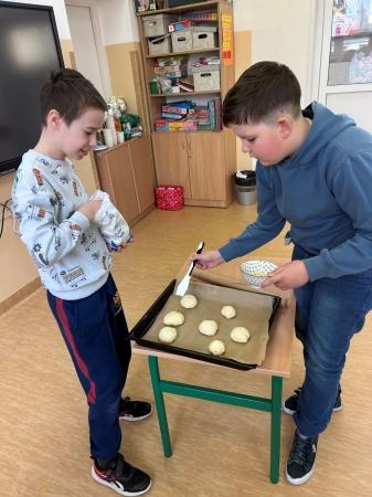 Klasa 3a, realizując zajęcia z orientacji zawodowej, tym razem zgłębiała zawód piekarza ?‍